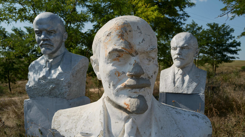 В Хмельницкой области демонтировали последний бюст Ленина