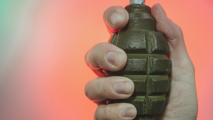 Мужчина на Украине пригрозил взорвать гранату при попытке мобилизации