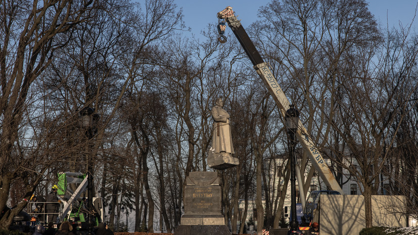 Песков: Киев впереди всей Европы по борьбе с памятниками