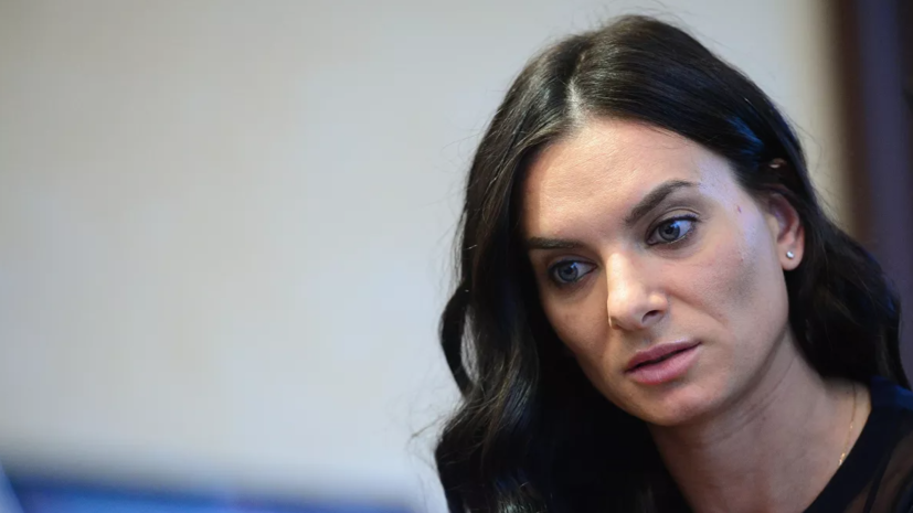 Уехавшей из России Исинбаевой вновь заблокировали банковские счета