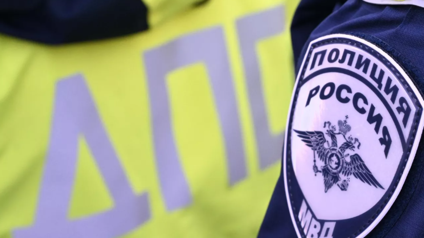 В Петербурге автомобиль врезался в остановку с людьми