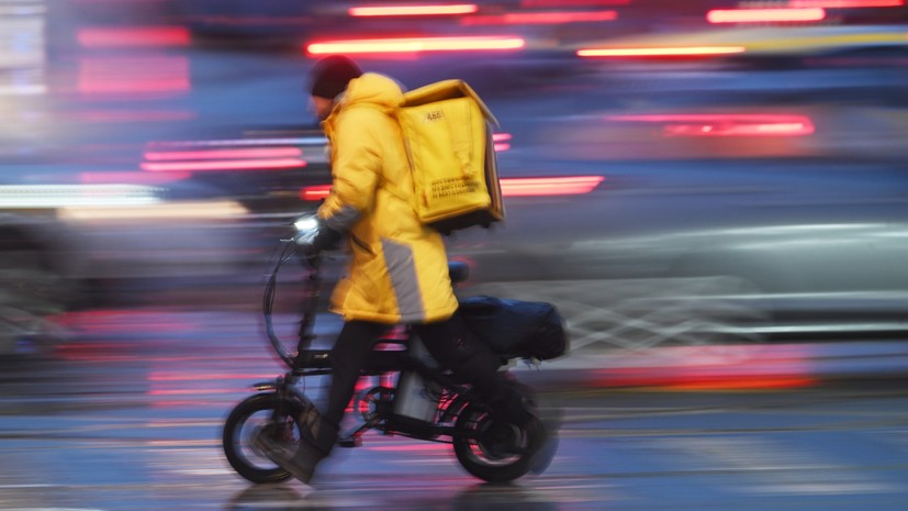 В Петербурге предлагают убрать курьеров-доставщиков с тротуаров