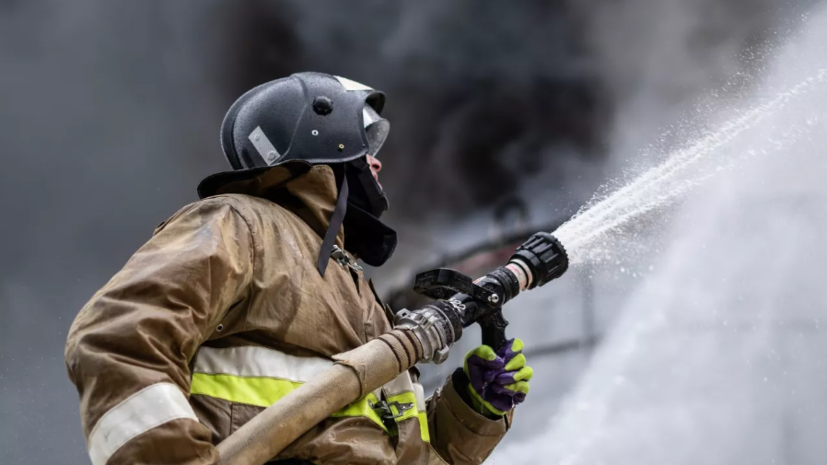 В посёлке Афипском на Кубани потушили пожар на НПЗ после падения обломков БПЛА