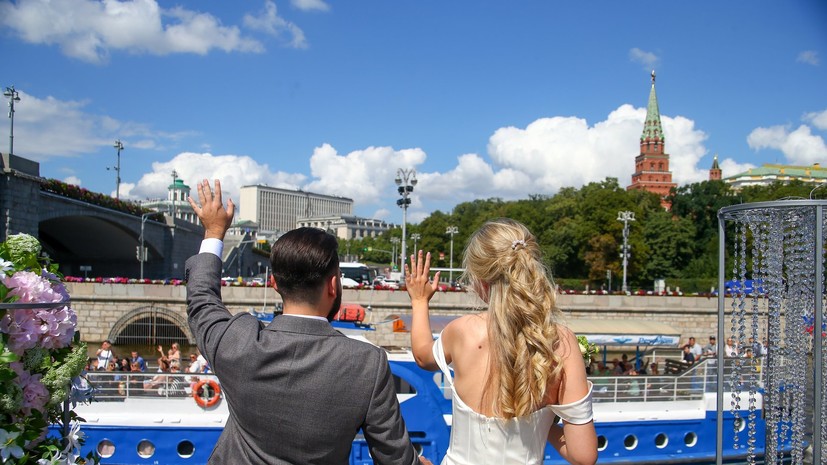 Пара зарегистрировала брак во время круиза по Москве-реке