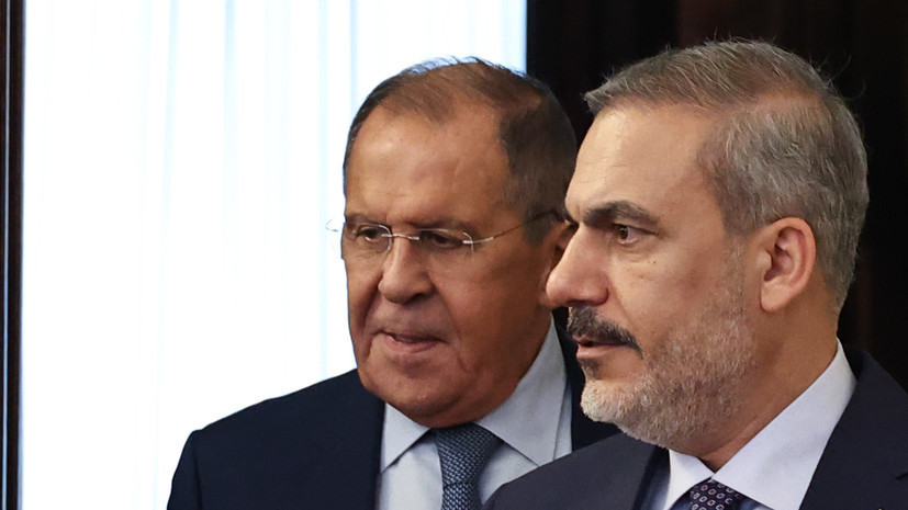РИА: Лавров и глава МИД Турции обсудили по телефону урегулирование на Украине