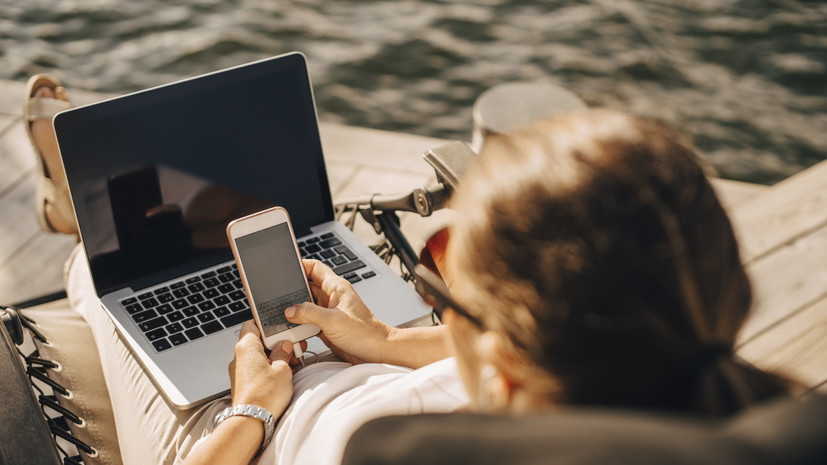 В Роскачестве объяснили, почему россияне часто продолжают работать в отпуске