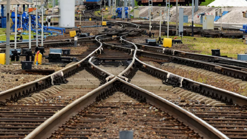 В пути следования в Крым и из него задерживаются 13 пассажирских поездов