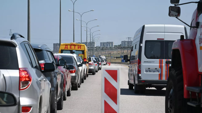 Более 3,7 тысячи автомобилей ожидают проезда по Крымскому мосту