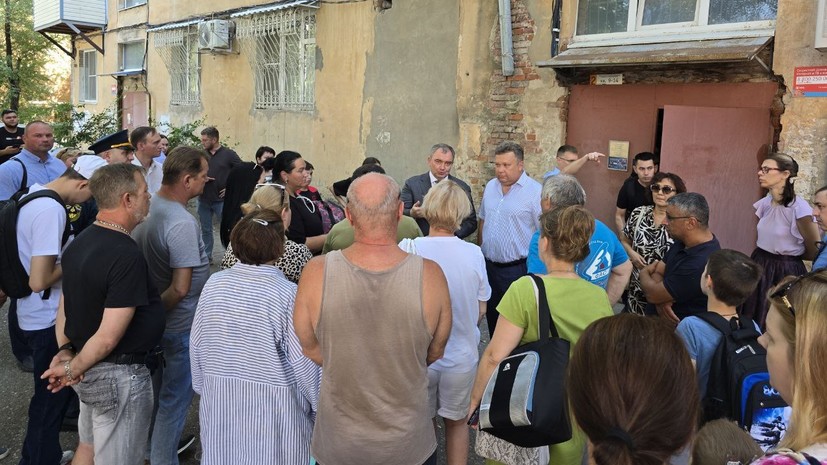 В Астрахани из-за смещения плиты в подвале эвакуировали жителей многоэтажки