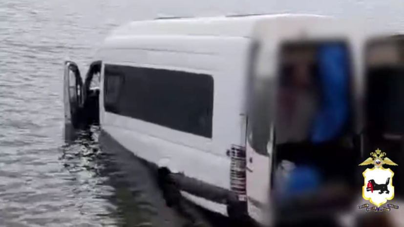 В Иркутской области микроавтобус с пассажирами скатился со склона в Байкал