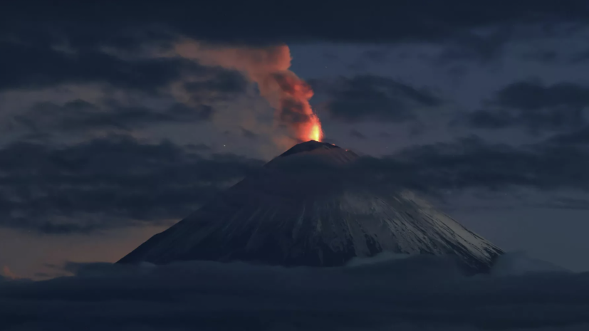 На Камчатке Ми-8 МЧС России эвакуировал туристов с вулкана Крашенинникова