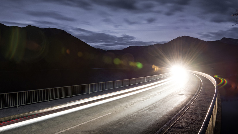 Автоэксперт Ладушкин рассказал, что делать при ослеплении дальним светом