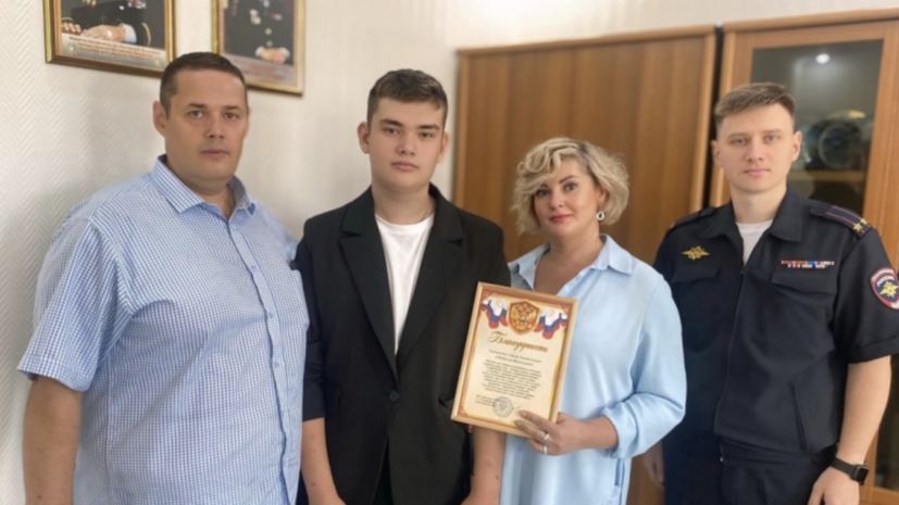 В ХМАО двух подростков наградили за помощь людям при пожаре