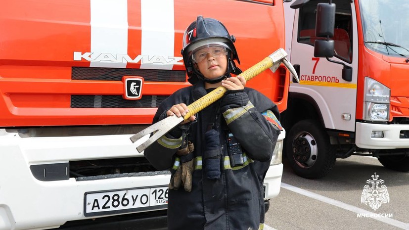 Пожарные Ставрополя поблагодарили мальчика за помощь при пожаре