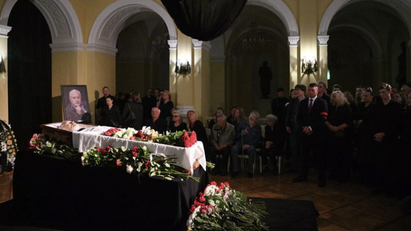 Прощание с Владимиром Сафроновым завершилось в Малом театре в Москве