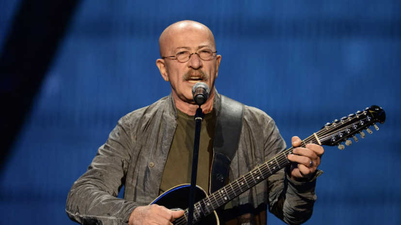 Mash: врачи просят Александра Розенбаума бросить курить после пневмонии