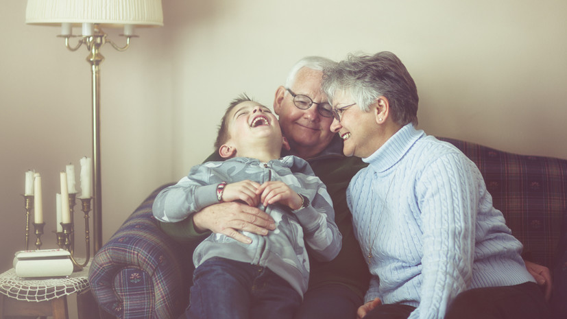 Юрист: бабушки и дедушки не могут представлять ребёнка без доверенности