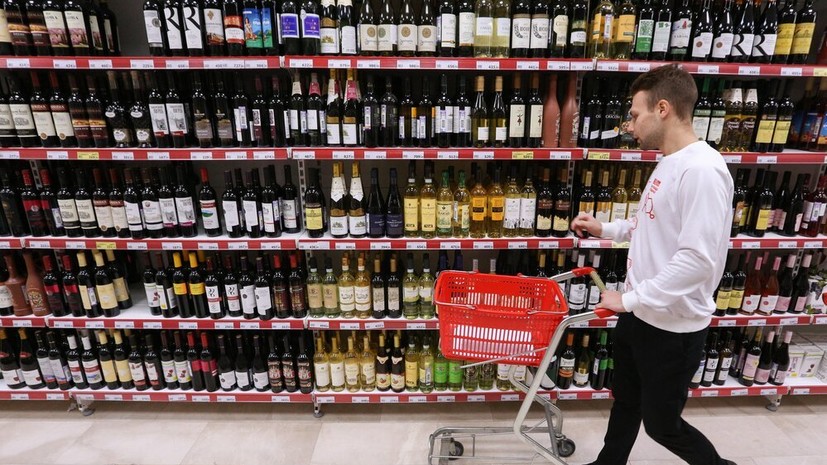 В России намерены поэтапно поднять до 21 года возраст покупки алкоголя