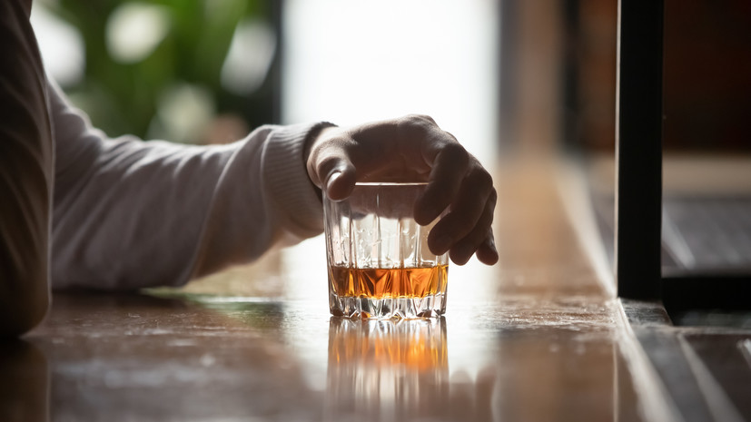 Милонов поддержал идею поэтапно поднять до 21 года возраст покупки алкоголя