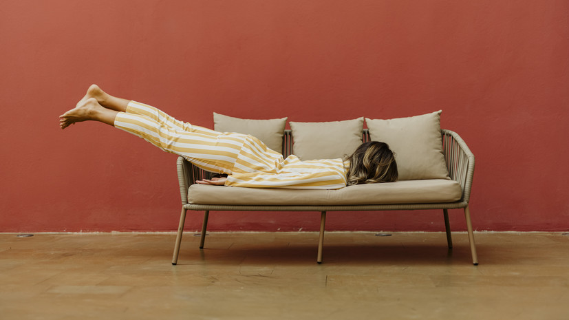 Врач Кондрахин рассказал, сколько времени можно лежать на диване в выходные