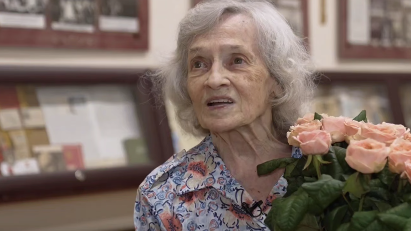 Собянин поздравил учителя московской школы с 90-летием