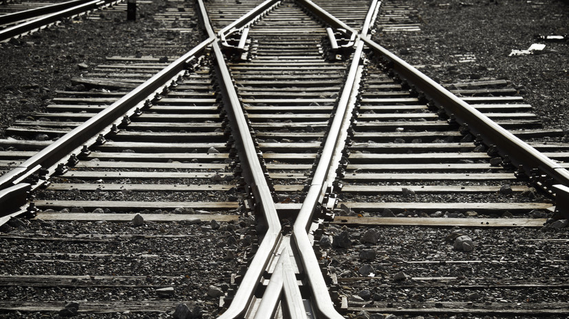 В Тульской области грузовик столкнулся с пассажирским поездом