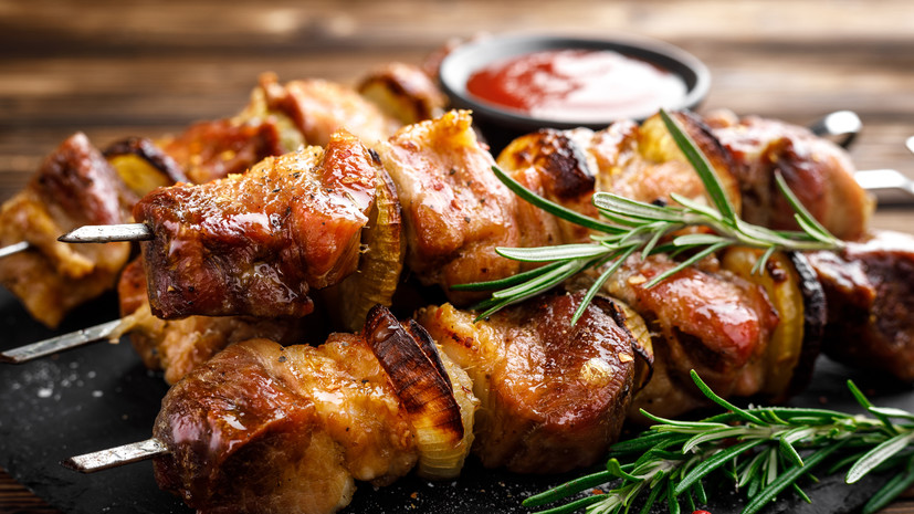 Врач Бурнацкая предупредила о вреде жидкости для розжига во время жарки шашлыков