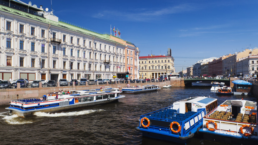 В Петербурге убрали несколько нелегальных понтонов из реки Мойки
