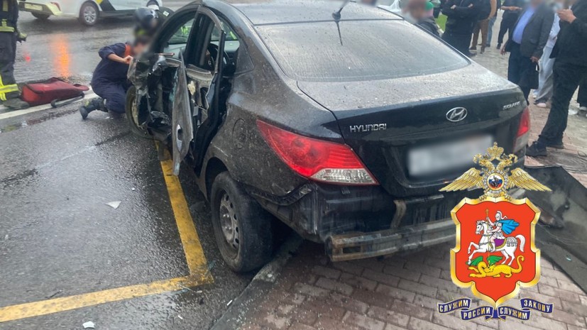 Автомобиль протаранил остановку в Долгопрудном