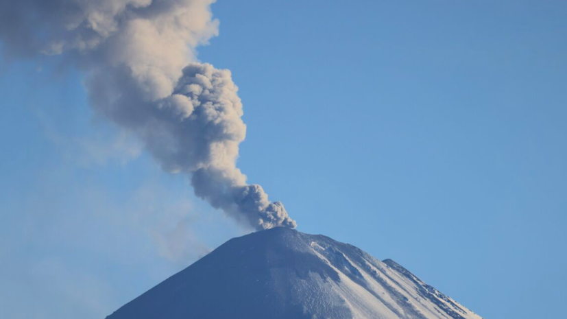 Вулкан Ключевской на Камчатке выбросил пепел на высоту 7 км