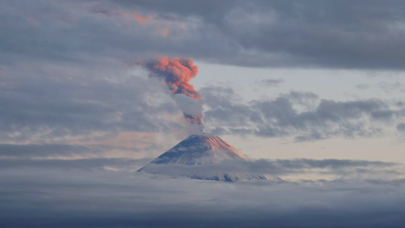 Вулкан Ключевской на Камчатке выбросил пепел на высоту 12 км