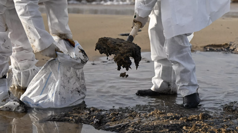 В Анапе 12 августа со дна моря подняли 253 мешка с мазутом