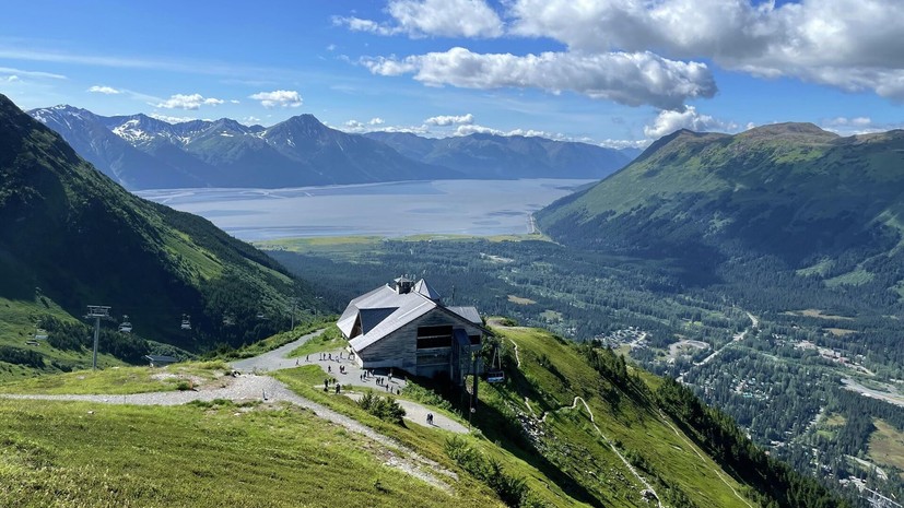 В Анкоридже на Аляске закрыли туристические тропы из-за медведей