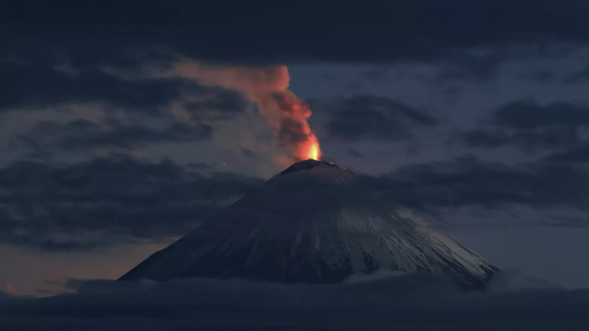 Ключевской вулкан выбросил пепел на 8,5 км и привёл к рискам для авиации