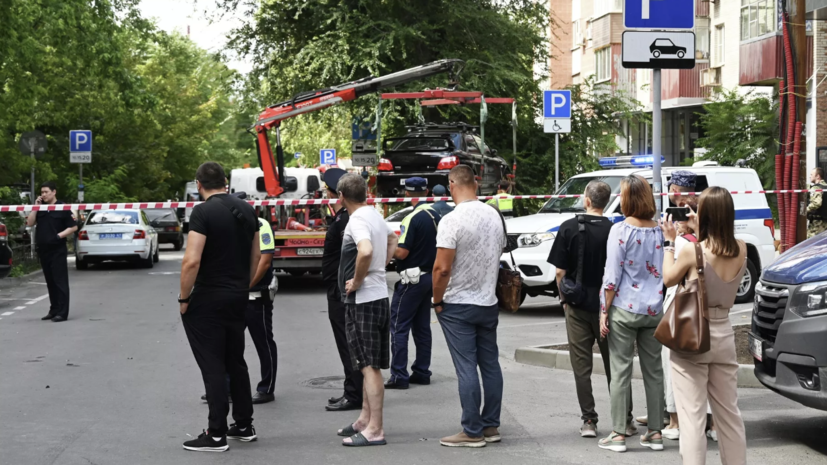 Сапёры работают у жилых домов в Ростове-на-Дону, повреждённых из-за атаки БПЛА