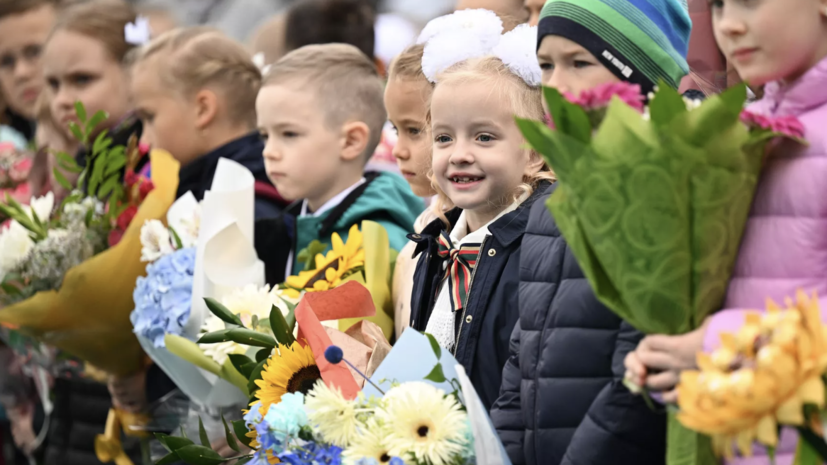 Россияне потратят на цветы или подарок учителю к 1 сентября 2,3 тысячи рублей