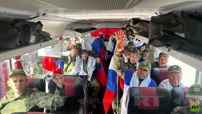 Опубликованы первые кадры с вернувшимися по обмену с Киевом военными России