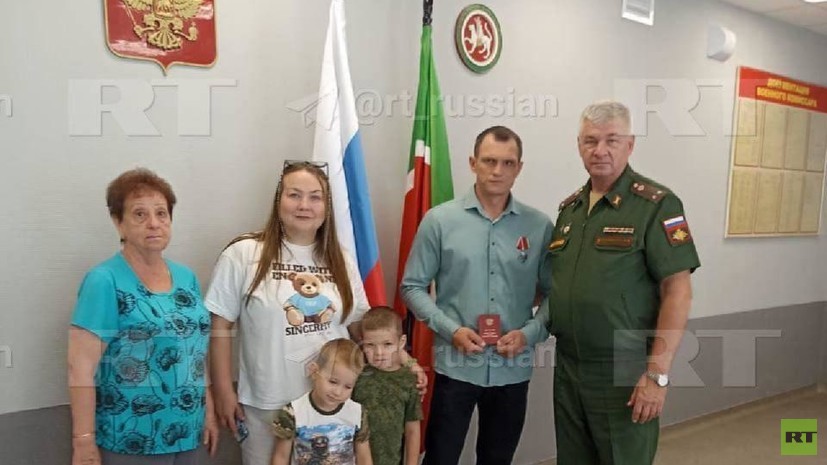 Российского военного, которому пленный боец ВСУ носил воду, наградили