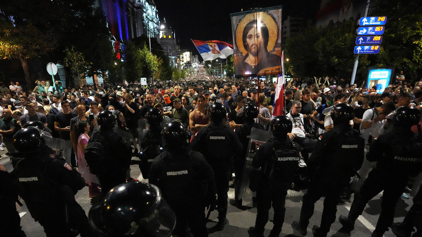 Вучич: протестующие разрушили офис правящей партии Сербии в Нови-Саде