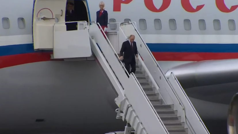 Путин и Трамп сошли с бортов своих самолётов на Аляске