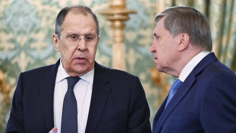 Песков: Ушаков и Лавров примут участие в переговорах Путина и Трампа