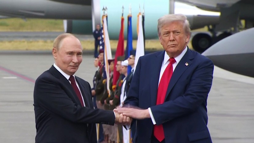 Рукопожатие и дружеский разговор: Путин и Трамп встретились на военной базе в Анкоридже