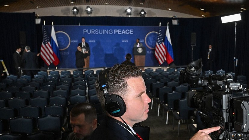 RT показал обстановку в зале для пресс-конференции Путина и Трампа