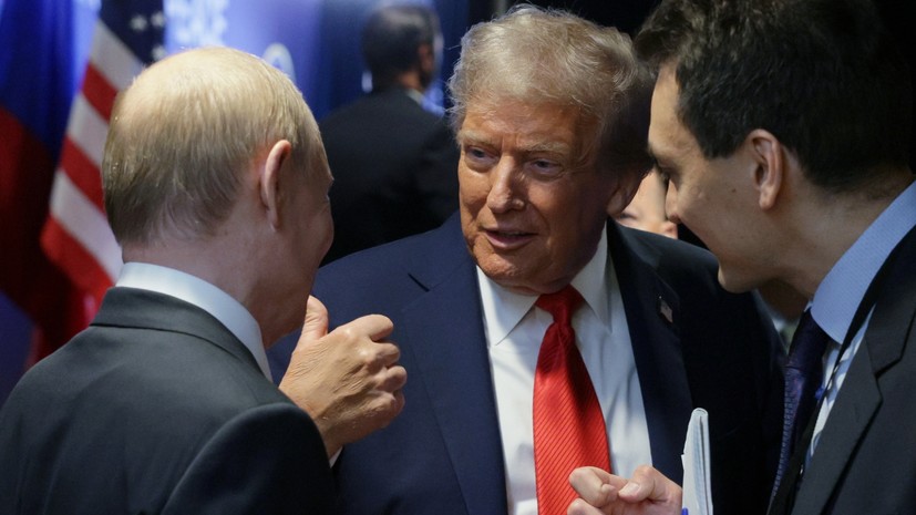 Увлечённые разговором за кулисами Путин и Трамп попали на видео