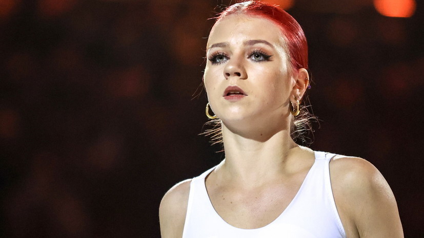 Трусова вышла на лёд с новорождённым сыном