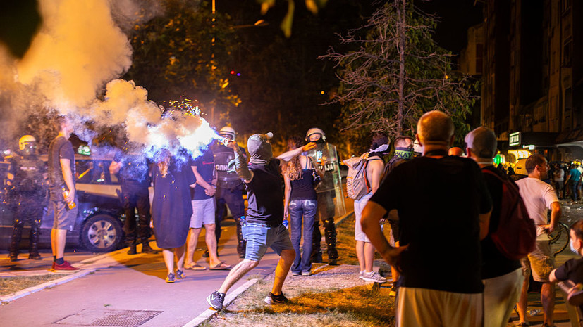 В Сербии начались столкновения протестующих с полицией