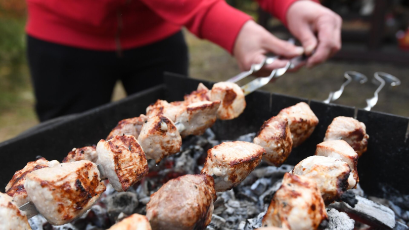 Шеф-повар Разбоев посоветовал мариновать мясо для шашлыка не более 1—3 часов