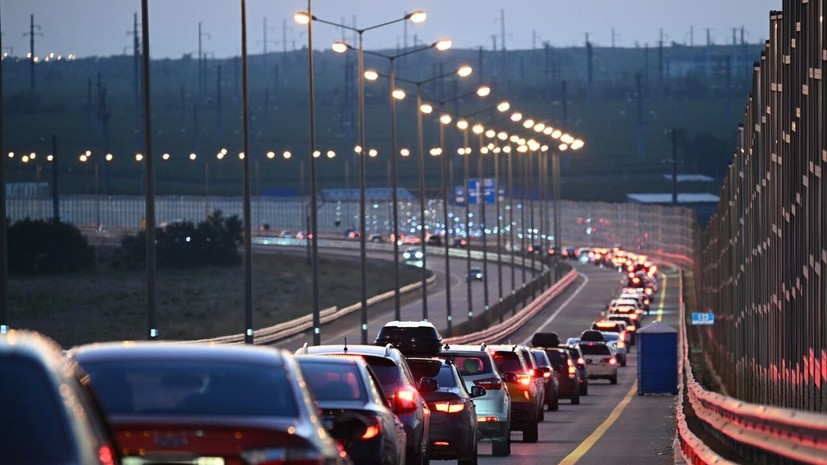 Свыше 2100 автомобилей ожидают проезда по Крымскому мосту