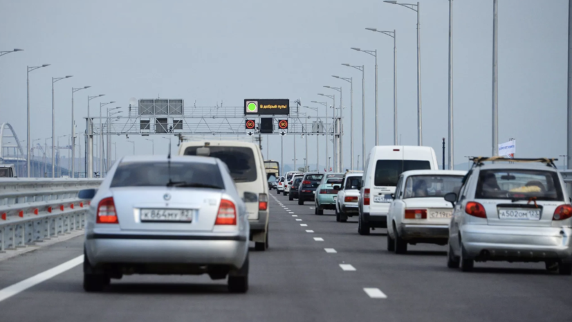 Около 2700 автомобилей ожидают проезда по Крымскому мосту