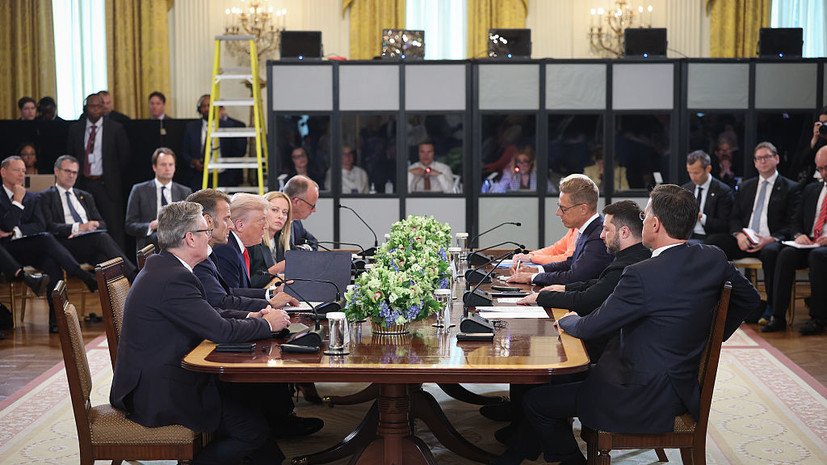 Трамп показал Макрону и Зеленскому свою коллекцию кепок